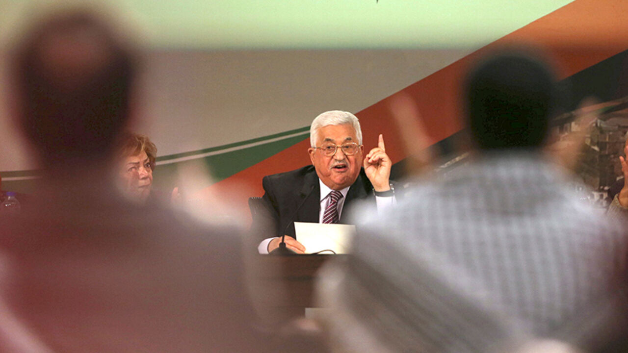 PALESTINIANS-FATAH/ Palestinian President Mahmoud Abbas gestures as he speaks during Fatah congress in the West Bank city of Ramallah November 30, 2016. REUTERS/Mohamad Torokman - RTSU1Z3