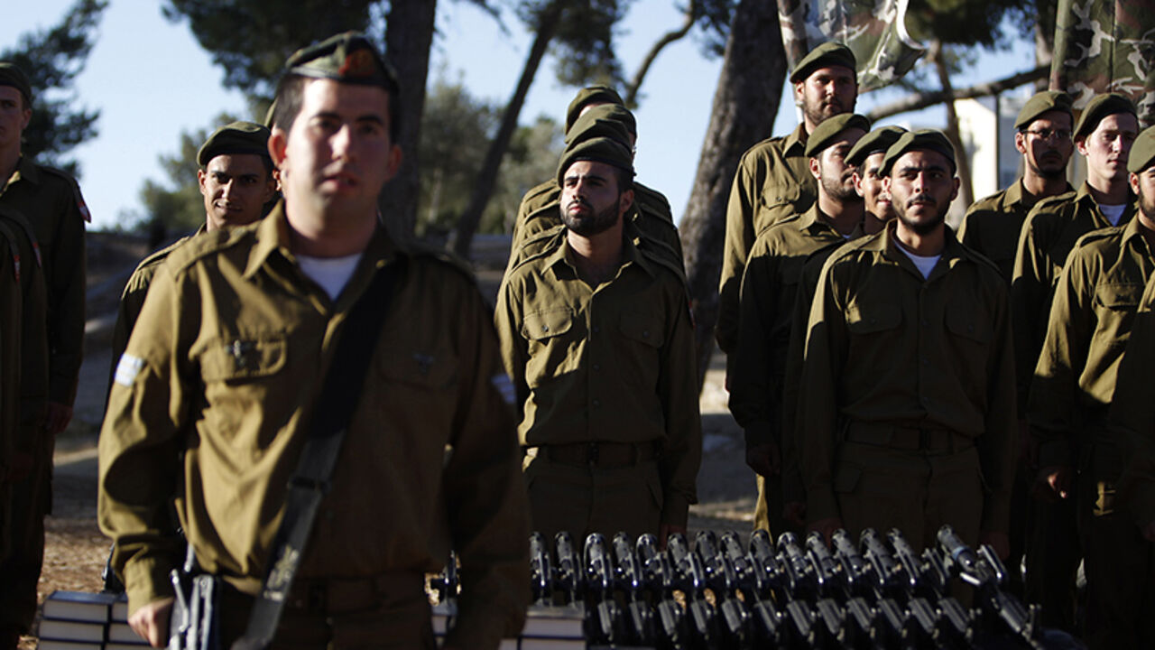 ISRAEL/ Israeli soldiers of the Ultra-Orthodox brigade take part in a swearing-in ceremony in Jerusalem May 26, 2013, after they have completed their basic training in the Israel Defense Forces. REUTERS/Ammar Awad (JERUSALEM - Tags: MILITARY RELIGION) - RTX1021M