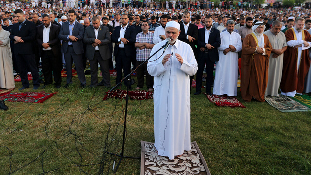 RELIGION-EID/ Senior Hamas leader Ismail Haniyeh leads the morning prayers for Eid al-Fitr celebrations, which marks the end of the holy fasting month of Ramadan, in Gaza City July 6, 2016. REUTERS/Ibraheem Abu Mustafa - RTX2JVUJ