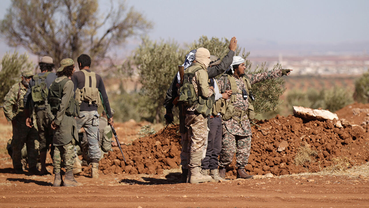 MIDEAST-CRISIS/SYRIA-ALBAB Rebel fighters gather during their advance towards the Islamic State-held city of al-Bab, northern Syria October 26, 2016. Picture taken October 26, 2016. REUTERS/Khalil Ashawi - RTX2TKNV