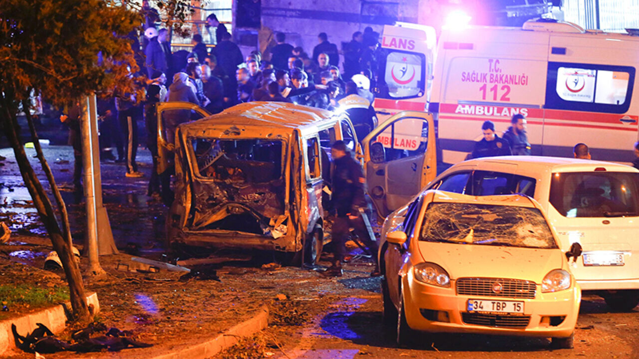 TURKEY-EXPLOSION/ Police arrive at the site of an explosion in central Istanbul, Turkey, December 10, 2016. REUTERS/Murad Sezer TPX IMAGES OF THE DAY - RTX2UG1D