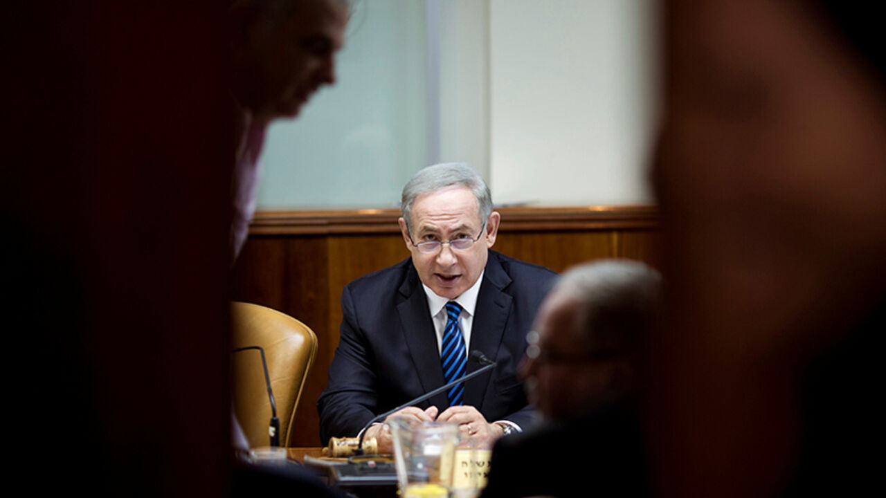 ISRAEL-POLITICS/ Israeli Prime Minister Benjamin Netanyahu attends the weekly cabinet meeting at his office in Jerusalem December 11, 2016. REUTERS/Abir Sultan/Pool - RTX2UHUE