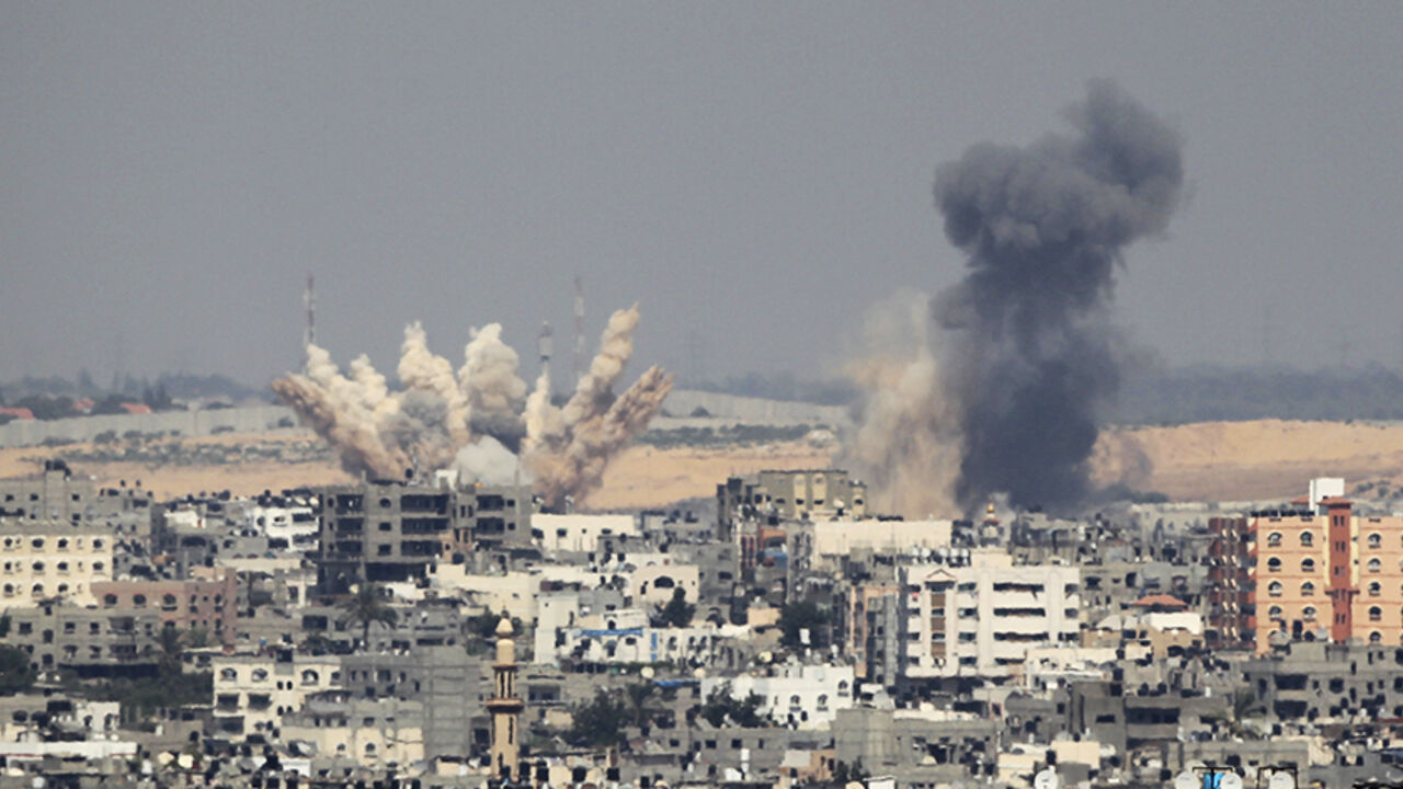 MIDEAST-GAZA/ Smoke rises following what witnesses said were Israeli air strikes in Gaza August 23, 2014. Israeli aircraft bombed the Gaza Strip on Saturday and Palestinian militants fired rockets at the Jewish state, the military said, with no end in sight to the deadliest violence between the sides in years. REUTERS/Ahmed Zakot (GAZA - Tags: POLITICS CIVIL UNREST CONFLICT TPX IMAGES OF THE DAY) - RTR43GTS
