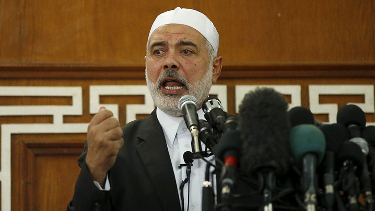 PALESTINIANS-ISRAEL/GAZA Hamas leader in Gaza Ismail Haniyeh delivers a sermon during Friday prayers in Gaza City October 9, 2015. Haniyeh called on Palestinians to step up their fight against Israel, describing the recent surge in violence in Jerusalem and the occupied West Bank as the beginning of a new uprising, or intifada. REUTERS/Mohammed Salem - RTS3QIL