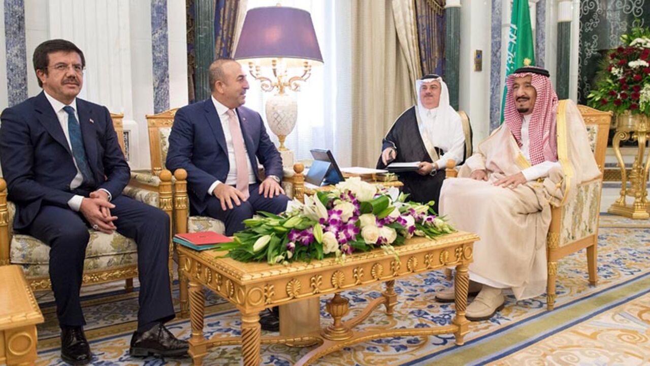SAUDI-TURKEY/ Saudi King Salman (R) meets Turkish Foreign Minister Mevlut Cavusoglu and Turkish Economy Minister Nihat Zeybekci (L) in Riyadh, Saudi Arabia October 13, 2016. Saudi Press Agency/Handout via REUTERS ATTENTION EDITORS - THIS PICTURE WAS PROVIDED BY A THIRD PARTY. FOR EDITORIAL USE ONLY. NO RESALES. NO ARCHIVE. - RTSS3FP