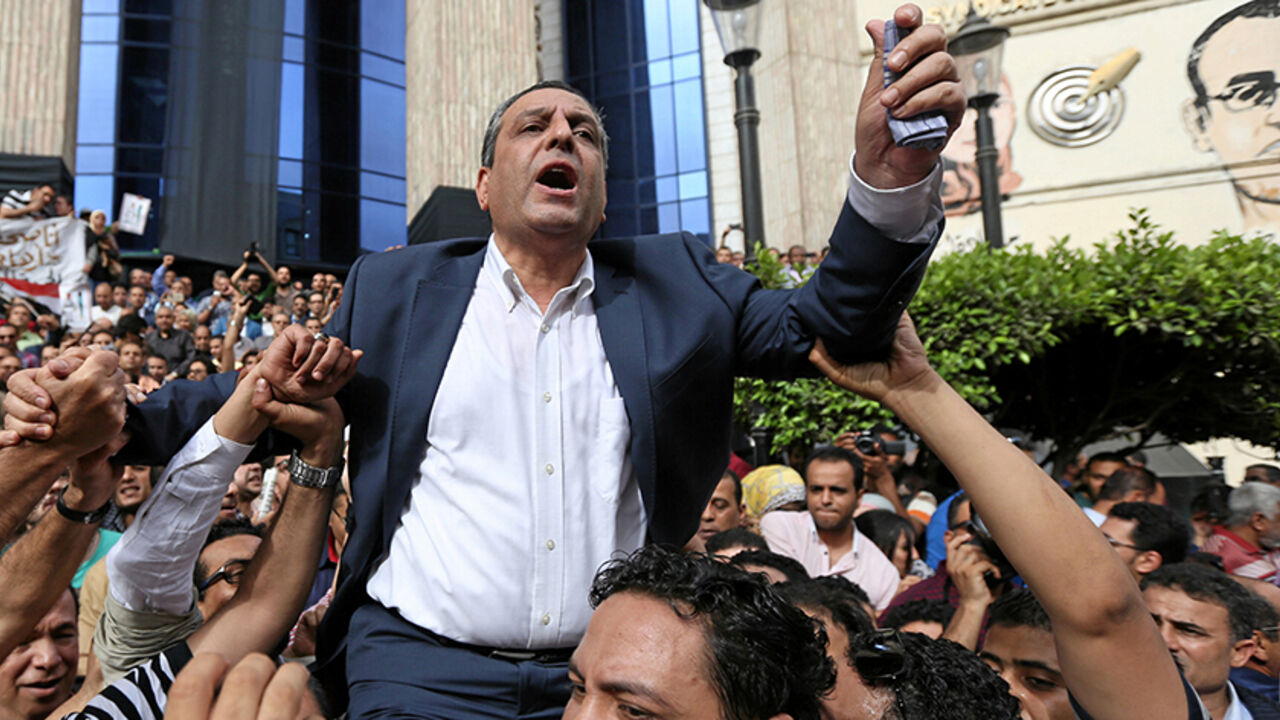EGYPT-RIGHTS-JOURNALISTS Journalists carry Yehia Kalash, head of the Egyptian press syndicate, during a protest against restrictions on the press and to demand the release of detained journalists, in front of the Egyptian Press Syndicate's headquarters in downtown Cairo, Egypt May 4, 2016. Picture taken May 4, 2016. REUTERS/Mohamed Abd El Ghany - RTSSHQ9