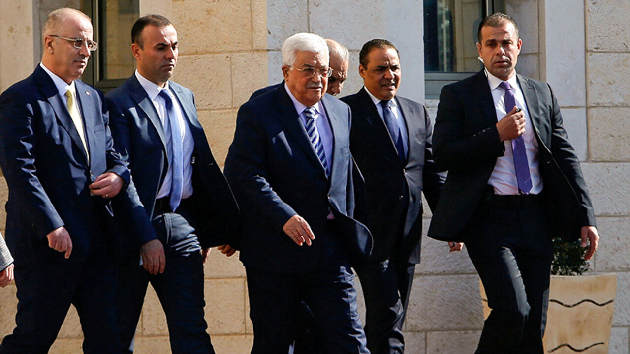 PALESTINIANS-POLAND/ Palestinian President Mahmoud Abbas and Palestinian Prime Minister Rami Hamdallah (L) arrive to welcome Polish President Andrzej Duda (not seen) in the West Bank town of Bethlehem January 18, 2017. REUTERS/Mussa Qawasma - RTSW268