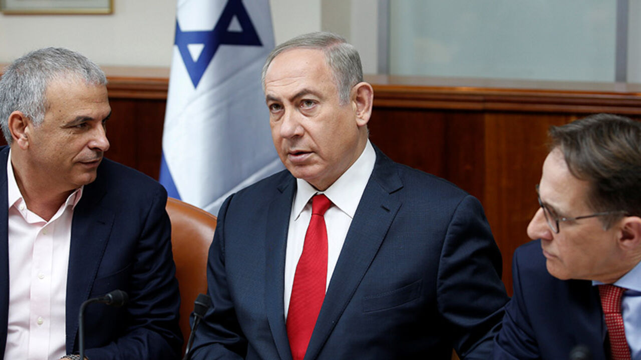 ISRAEL-POLITICS/ Israeli Prime Minister Benjamin Netanyahu (C) attends the weekly cabinet meeting in Jerusalem January 22, 2017. REUTERS/Ronen Zvulun - RTSWSD2