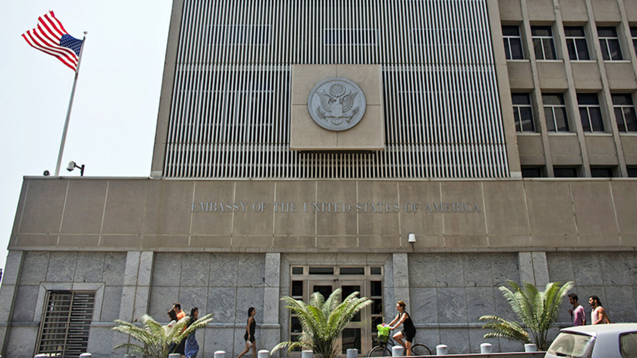 USA-EMBASSIES/ Pedestrians walk past the U.S. embassy in Tel Aviv August 2, 2013. U.S. embassies that would normally be open this Sunday - including those in Abu Dhabi, Baghdad and Cairo - will be closed that day because of unspecified security concerns, the U.S. State Department said on Thursday. CBS News said U.S. embassies would also be closed in Bahrain, Israel, Jordan, Kuwait, Libya, Oman, Qatar, Saudi Arabia, Yemen, Afghanistan and Bangladesh. REUTERS/Nir Elias (ISRAEL - Tags: POLITICS) - RTX12876