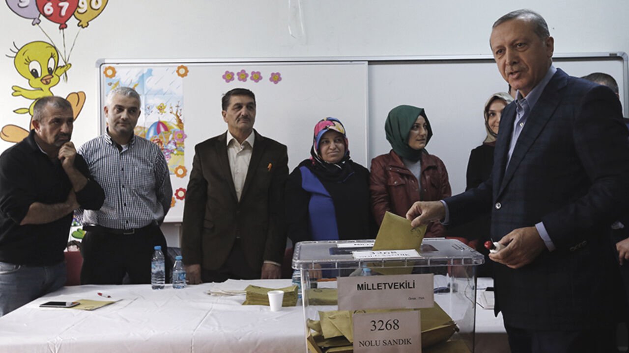 Turkish President Tayyip Erdogan poses as he casts his ballot at a polling station in Istanbul, Turkey November 1, 2015. Turks began voting on Sunday amid worsening security and economic worries in a snap parliamentary election that could profoundly impact the divided country's trajectory and that of President Tayyip Erdogan. The parliamentary poll is the second in five months, after the ruling AK Party founded by Erdogan failed to retain its single-party majority in June.  REUTERS/Murad Sezer   - RTX1U7U8
