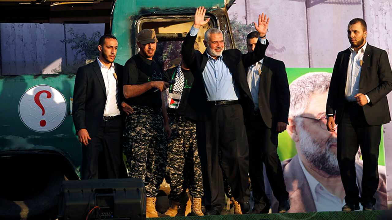 ISRAELI-PALESTINIANS/ Palestinian Hamas leader in Gaza Ismail Haniyeh waves to his supporters during an anti-Israeli rally in Gaza city April 28, 2016. REUTERS/Suhaib Salem - RTX2C2YQ