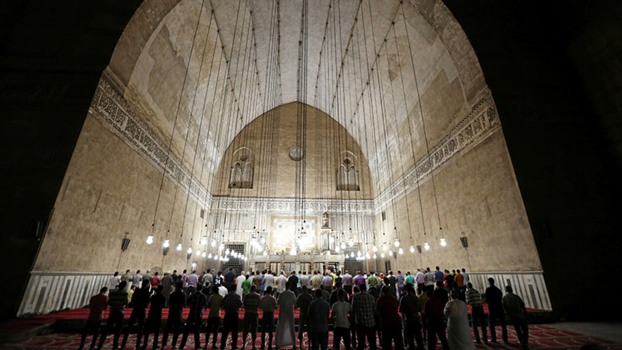 RELIGION-RAMADAN/ Muslim men attend an evening prayer called "Tarawih", during the holy fasting month of Ramadan, at the Al-Rifai Mosque in the old Islamic area of Cairo, Egypt July 2, 2016. REUTERS/Mohamed Abd El Ghany - RTX2JFE9