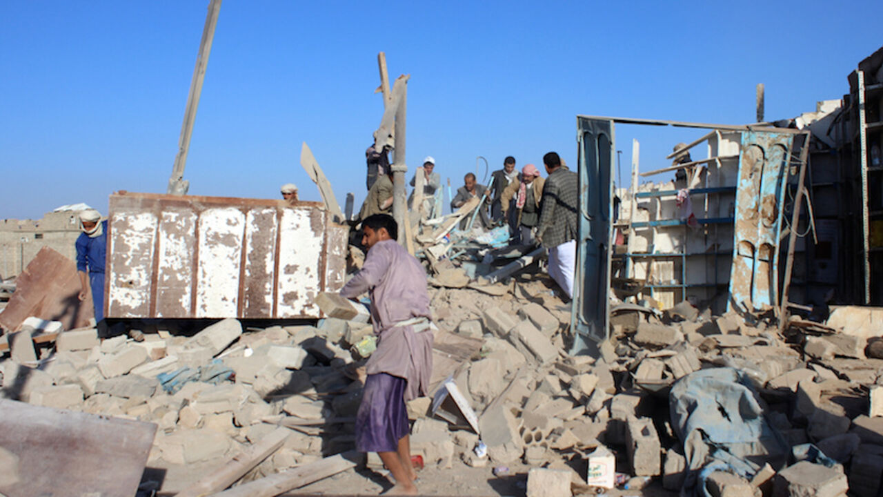 YEMEN-SECURITY/ People search among the rubble of a destroyed building at the site of a Saudi-led air strike on the outskirts of the northwestern city of Saada, Yemen November 4, 2016. REUTERS/Naif Rahma - RTX2RUJI