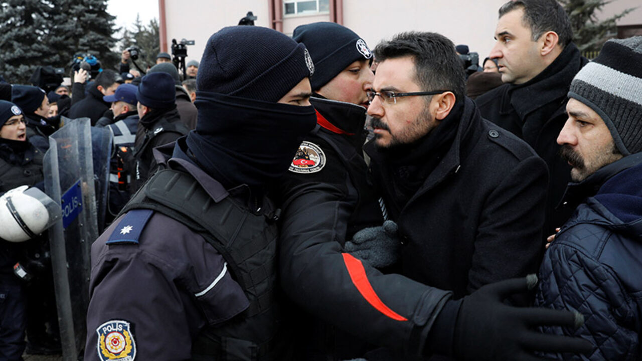 TURKEY-POLITICS/CONSTITUTION Riot police scuffle with protesters trying to march to the Turkish Parliament as the lawmakers gather to debate the proposed constitutional changes in Ankara, Turkey, January 9, 2017. REUTERS/Umit Bektas - RTX2Y3PK