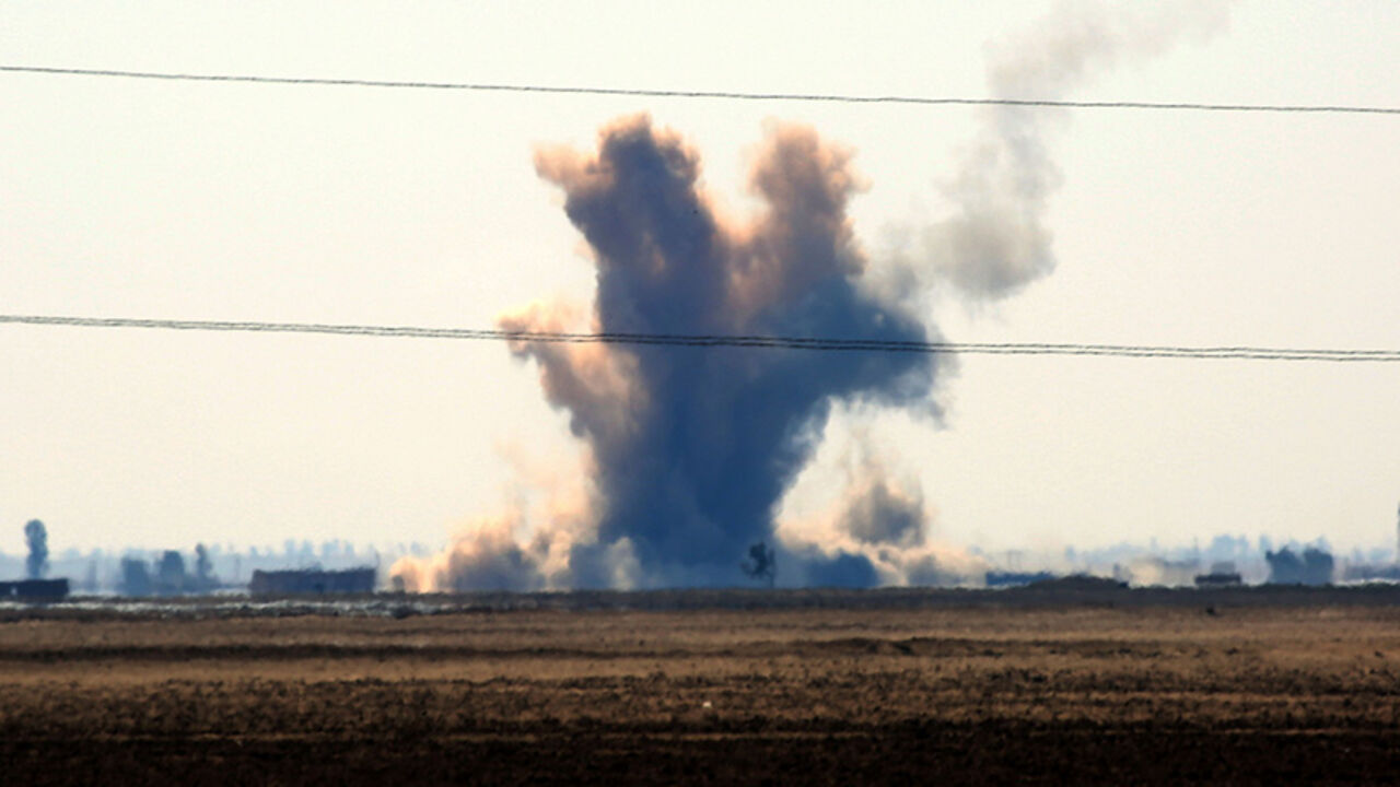 AFP_LW96J A general view shows smoke rising in the distance after fighters from the US-backed Syrian Democratic Forces (SDF), made up of an alliance of Arab and Kurdish fighters, fired a mortar launcher from the village of Sabah al-Khayr on the northern outskirts of Deir Ezzor as they drive to encircle the Islamic State (IS) group bastion of Raqa on February 21, 2017.
The SDF made a major incursion into the oil-rich province of Deir Ezzor as part of their push for Raqa, field commander Dejwar Khabat said.
/ AFP