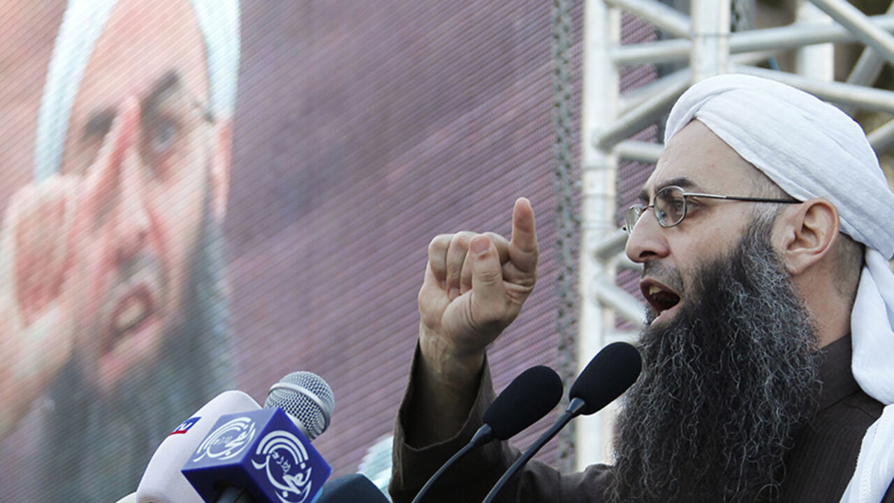 LEBANON/ Sunni Muslim Salafist leader Ahmad al-Assir addresses his supporters during a protest against Hezbollah arms in Sidon, southern Lebanon, December 2, 2012. REUTERS/Ali Hashisho (LEBANON - Tags: POLITICS CIVIL UNREST) - RTR3B4SV
