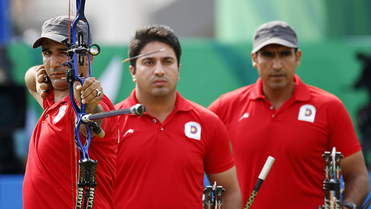 GAMES-ASIAN/ Iran's Esmaeil Ebadi shoots as teammates Majid Gheidi (C) and Amir Kazempour (R) watch during their men's compound team bronze medal archery match against the Philippines at the Gyeyang Asiad Archery Field during the 2014 Asian Games in Incheon September 27, 2014. REUTERS/Issei Kato (SOUTH KOREA - Tags: SPORT ARCHERY) - RTR47W41