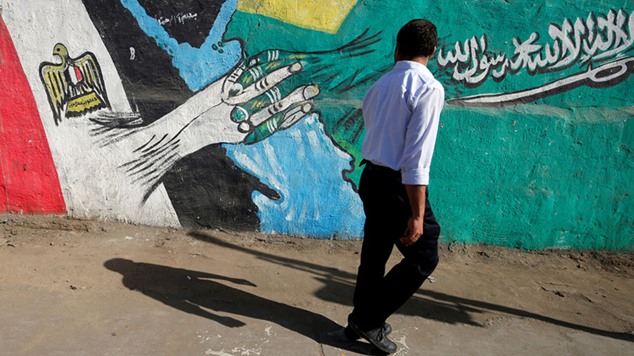 EGYPT-SAUDI/AID A man walks past graffiti depicting relations between Egypt and Saudi Arabia in Cairo, Egypt, October 12, 2016. Picture taken October 12, 2016. REUTERS/Amr Abdallah Dalsh - RTSS268