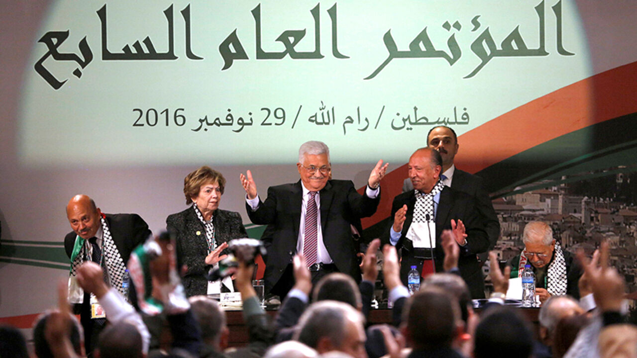 PALESTINIANS-FATAH/ Palestinian President Mahmoud Abbas gestures during Fatah congress in the West Bank city of Ramallah November 30, 2016. REUTERS/Mohamad Torokman - RTSU1Z2