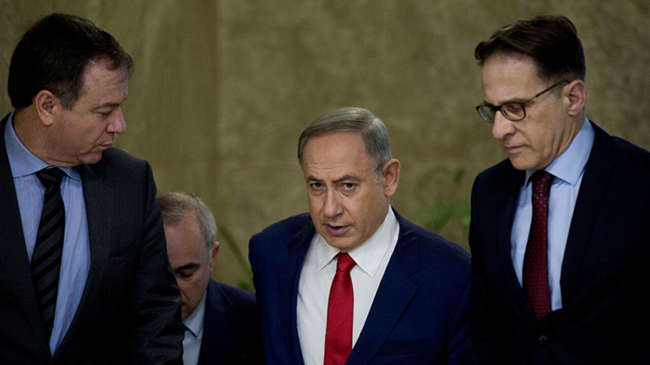 ISRAEL-POLITICS/ Israeli Prime Minister Benjamin Netanyahu (C) attends the weekly cabinet meeting at his office in Jerusalem January 29, 2017. REUTERS/Abir Sultan/Pool - RTSXV3R