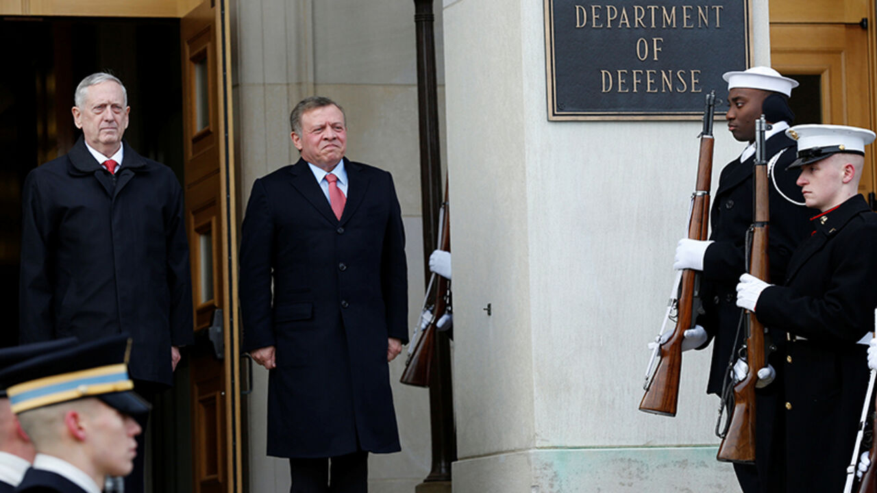 USA-JORDAN/ U.S. Defense Secretary James Mattis (L) welcomes Jordan King Abdullah at the Pentagon in Washington, U.S., January 30, 2017. REUTERS/Yuri Gripas - RTSY39K