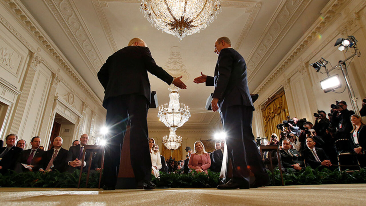 USA-TRUMP/ISRAEL Israeli Prime Minister Benjamin Netanyahu shakes hands with U.S. President Donald Trump (L) during a news conference at the White House in Washington, U.S., February 15, 2017. REUTERS/Carlos Barria - RTSYU8Q