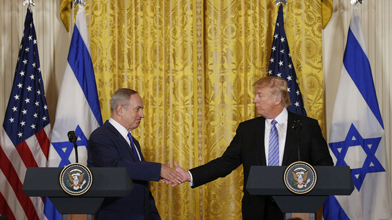 USA-TRUMP/ISRAEL U.S. President Donald Trump (R) greets Israeli Prime Minister Benjamin Netanyahu after a joint news conference at the White House in Washington, U.S., February 15, 2017. REUTERS/Kevin Lamarque - RTSYUDS