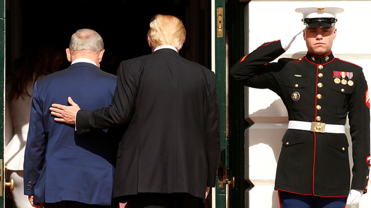USA-TRUMP/ISRAEL U.S. President Donald Trump (R) escorts Israeli Prime Minister Benjamin Netanyahu into the White House in Washington, U.S., February 15, 2017.REUTERS/Kevin Lamarque - RTSYUJN