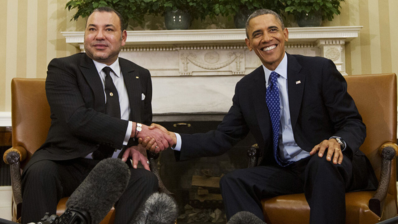 USA-OBAMA/MOROCCO U.S. President Barack Obama (R) shakes hands with King Mohammed VI of Morocco in the Oval Office of the White House in Washington, November 22, 2013. REUTERS/Jason Reed (UNITED STATES - Tags: POLITICS ROYALS) - RTX15P2W
