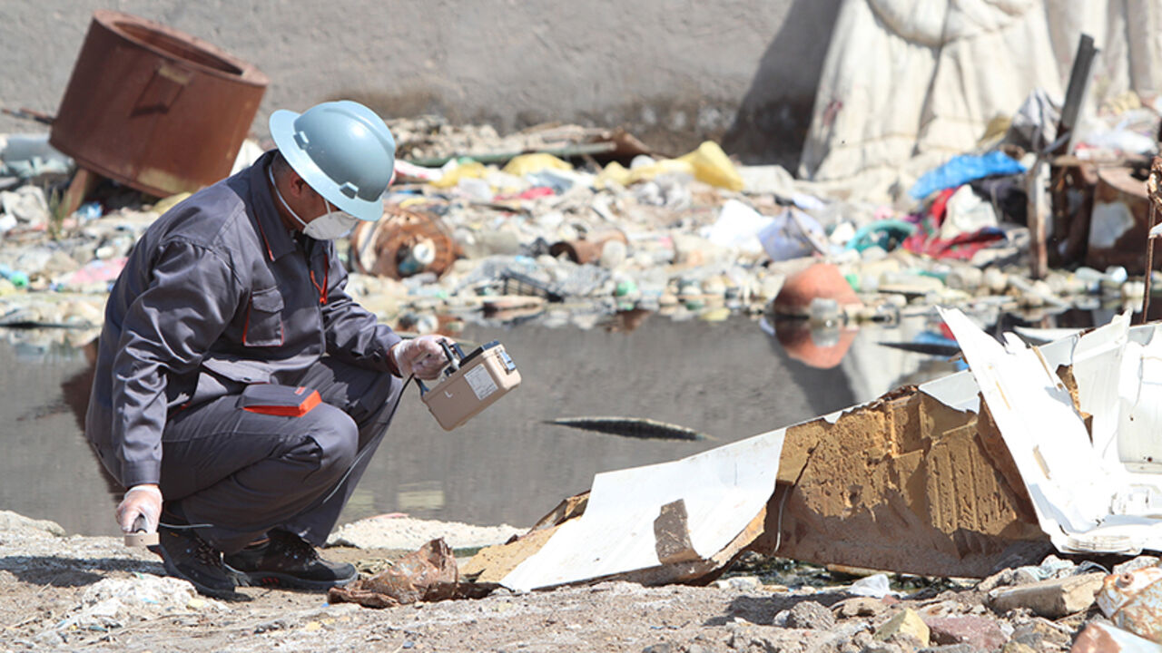 MIDEAST CRISIS/IRAQ-RADIOACTIVE A member of a counter-radiation team uses a Geiger counter to search for missing radioactive material in Basra, Iraq, February 21, 2016. Radioactive material that went missing in Iraq has been found dumped near a petrol station in the southern town of Zubair, officials said on Sunday, ending speculation it could be acquired by Islamic State and used as a weapon. The officials told Reuters the material, stored in a protective case the size of a laptop computer, was undamaged and there were no concerns about