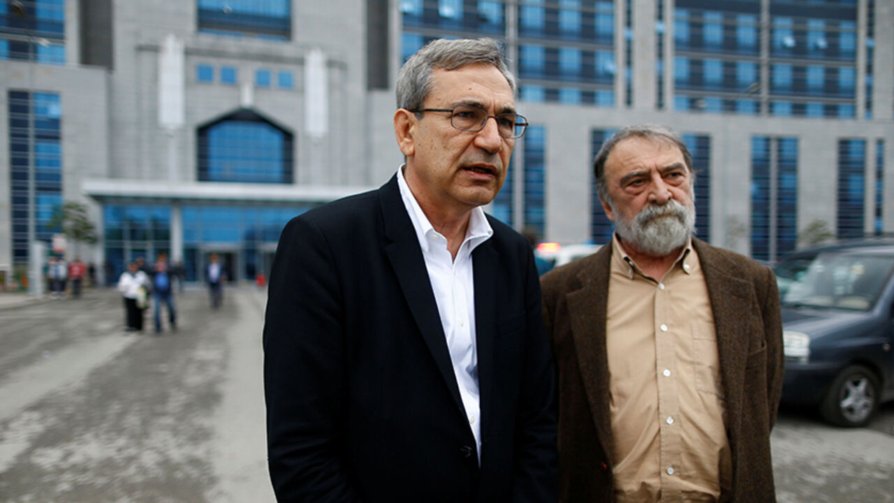 TURKEY-MEDIA/ Turkish writer, columnist and academic Murat Belge (R) and Turkish author Orhan Pamuk leave Kartal Justice Palace after Belge appeared in court on charges of insulting Turkish President Tayyip Erdogan in Istanbul, Turkey May 3, 2016. REUTERS/Osman Orsal - RTX2CLCD