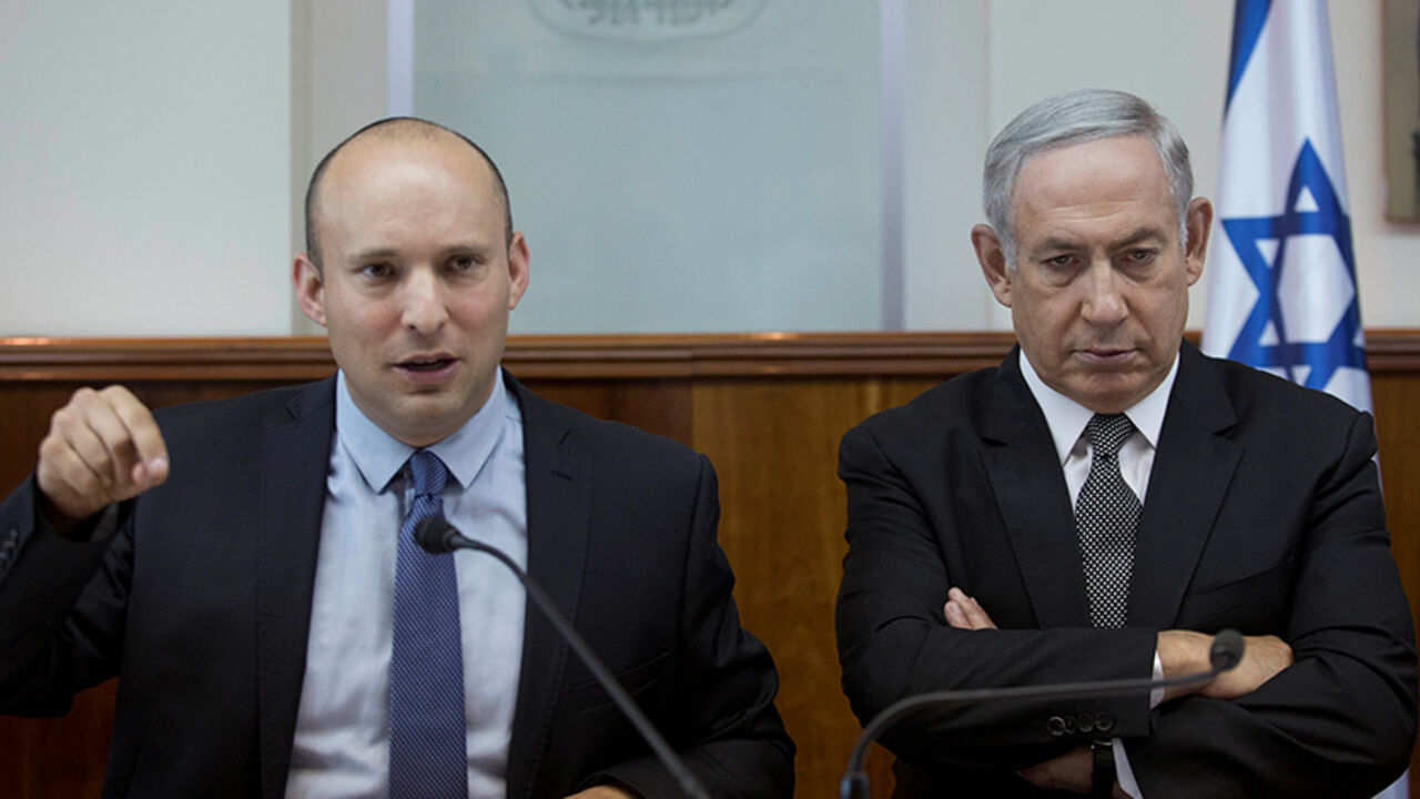 ISRAEL-POLITICS/ Israeli Prime Minister Benjamin Netanyahu (R) sits next to Education Minister Naftali Bennett during the weekly cabinet meeting at his office in Jerusalem, 30 August 2016. REUTERS/Abir Sultan/Pool - RTX2NKGO