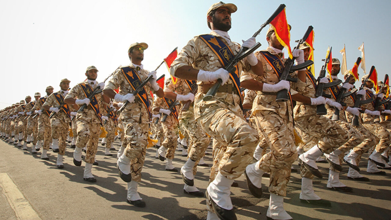 IRAN-POLITICS/KURDS Members of the Iranian revolutionary guard march during a parade to commemorate the anniversary of the Iran-Iraq war (1980-88), in Tehran September 22, 2011. REUTERS/Stringer/File Photo - RTX2O269