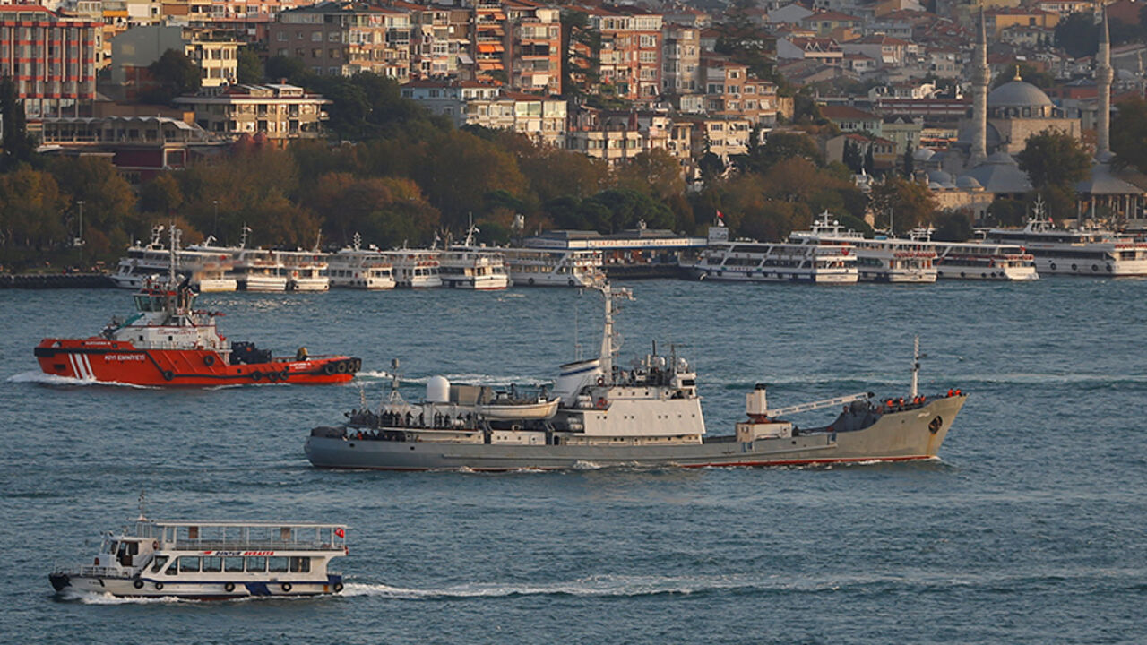 MIDEAST-CRISIS/SYRIA-RUSSIA Russian Navy's reconnaissance ship Liman of the Black Sea fleet sails in the Bosphorus, on its way to the Mediterranean Sea, in Istanbul, Turkey, October 21, 2016. REUTERS/Murad Sezer - RTX2PW0R