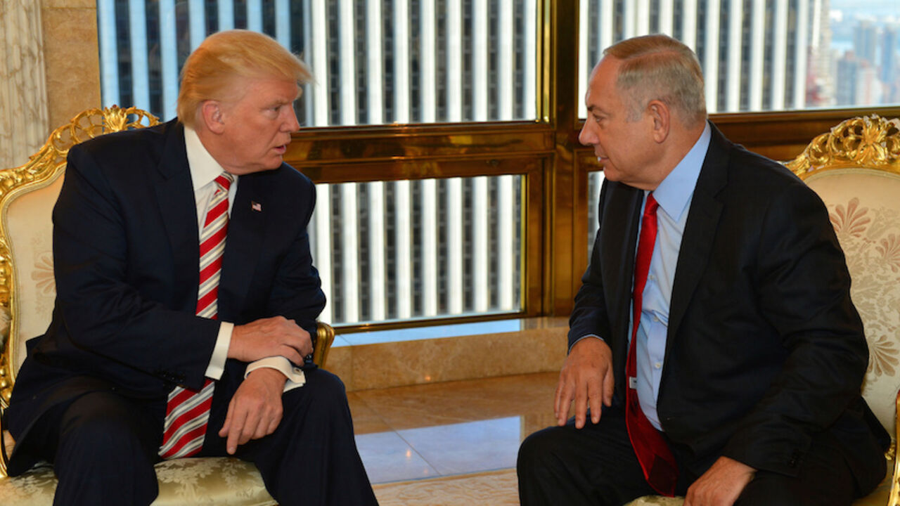 USA-ELECTION/ISRAEL Israeli Prime Minister Benjamin Netanyahu (R) speaks to Republican U.S. presidential candidate Donald Trump during their meeting in New York, September 25, 2016. Kobi Gideon/Government Press Office (GPO)/Handout via REUTERS ATTENTION EDITORS - THIS IMAGE HAS BEEN SUPPLIED BY A THIRD PARTY. FOR EDITORIAL USE ONLY. - RTX2SIOS