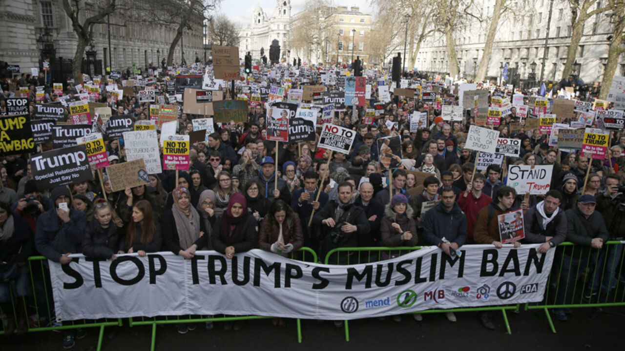 USA-TRUMP/IMMIGRATION-BRITAIN-PROTEST Demonstrators hold placards outside Downing Street during a march against U.S. President Donald Trump and his temporary ban on refugees and nationals from seven Muslim-majority countries from entering the United States, in London, Britain, February 4, 2017. REUTERS/Neil Hall - RTX2ZLR6