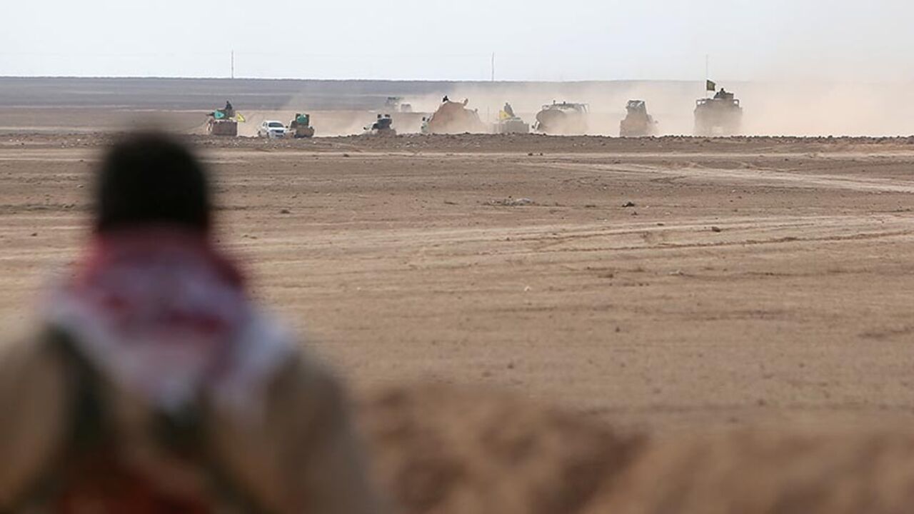 MIDEAST-CRISIS/SYRIA A Syrian Democratic Forces (SDF) fighter watches a convoy of his forces advancing in the north of Raqqa city, Syria February 5, 2017. REUTERS/Rodi Said - RTX2ZOUT