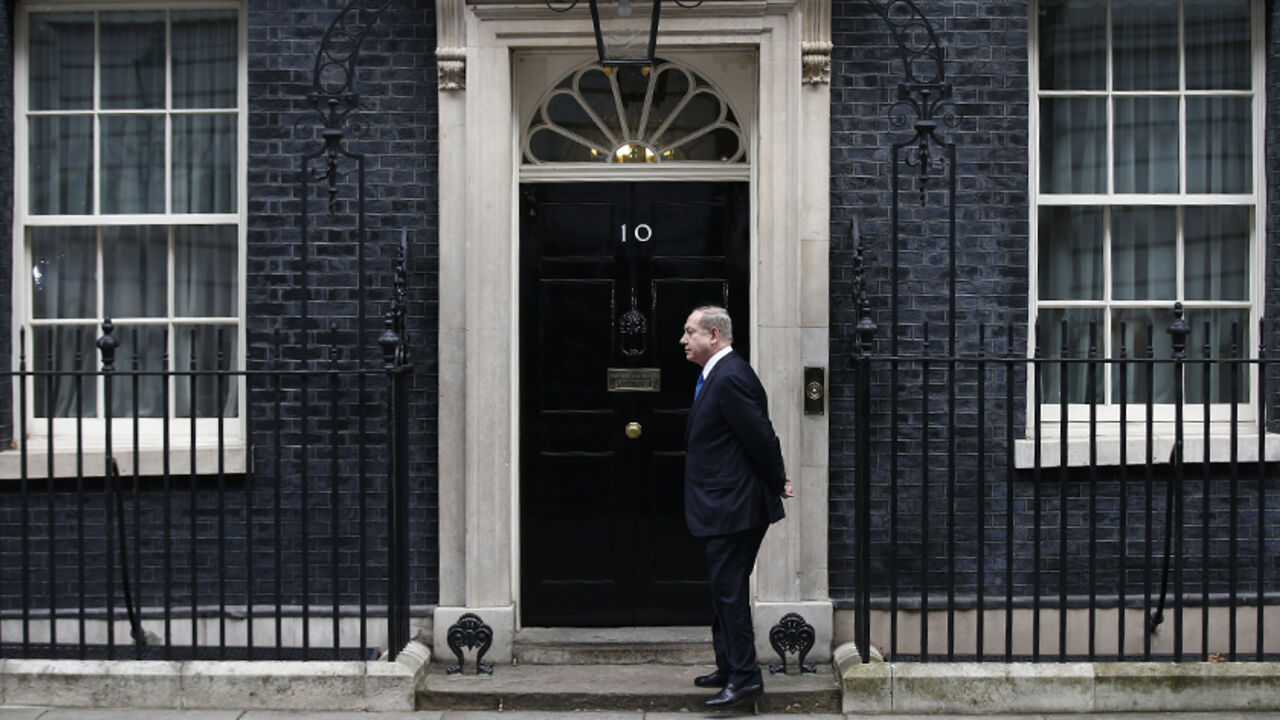 BRITAIN-ISRAEL/ Israel's Prime Minister Benjamin Netanyahu stands alone on the doorstep of 10 Downing Street as he arrives to visit Britain's Prime Minister Theresa May in London, February 6, 2017. REUTERS/Peter Nicholls - RTX2ZTWJ