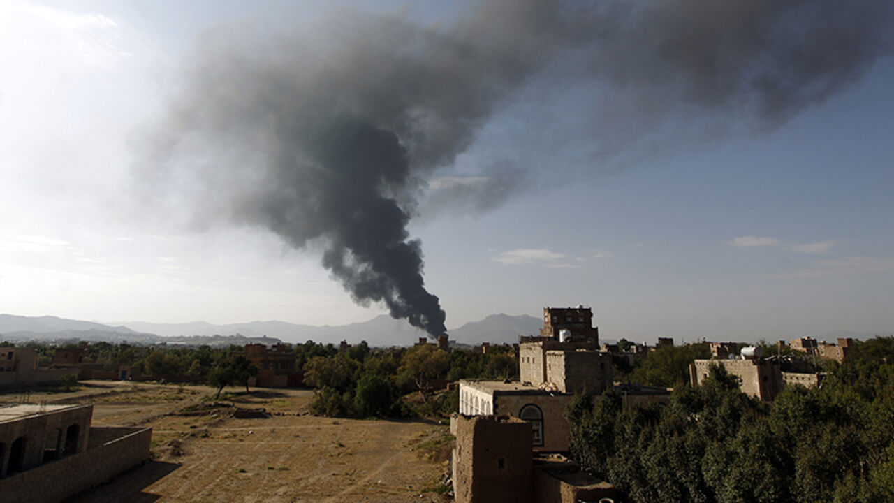 AFP_G48I9 TOPSHOT - Smoke billows on September 14, 2016 following a reported airstrike carried out by the Saudi-led coalition in the Yemeni capital Sanaa.
Saudi Arabia has faced repeated criticism from rights groups over civilian casualties in the coalition's military campaign against rebels in Yemen that was launched in March 2015. More than 6,600 people, mostly civilians, have been killed since the intervention of the Saudi-led Arab coalition, according to UN figures.
/ AFP / MOHAMMED HUWAIS (Photo credi