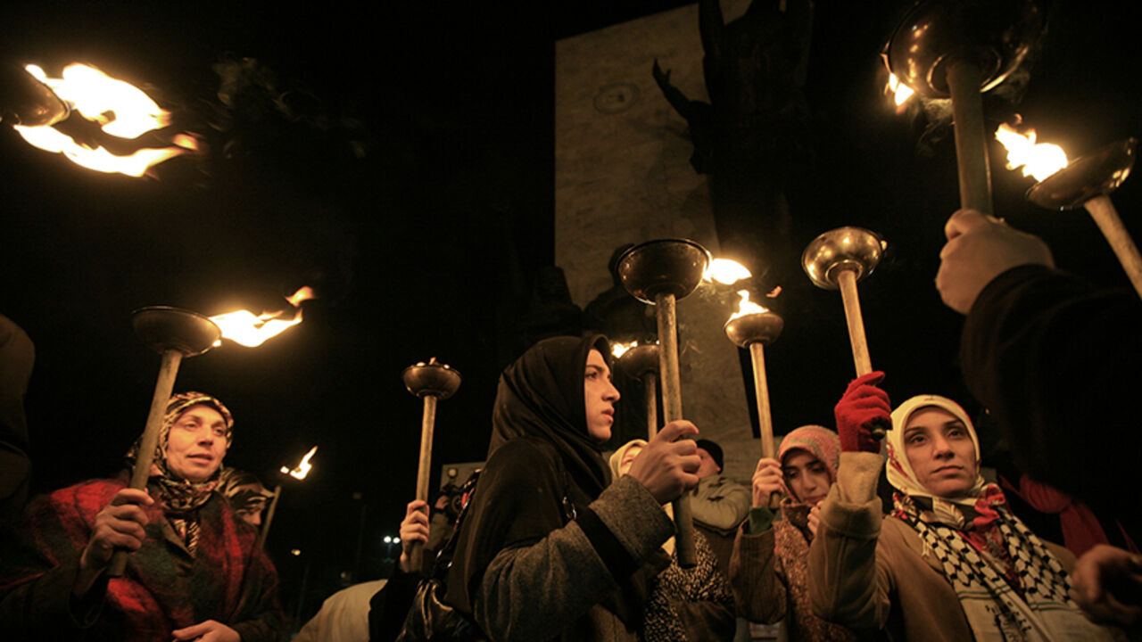 TURKEY-HEADSCARF/ Protesters from human rights organisation Mazlumder hold torches during a demonstration in Istanbul January 26, 2008. Students may soon be allowed to wear the Muslim headscarf in Turkish universities, a watershed for a devout, growing middle class that has long complained of discrimination against its faith. Picture taken on January 26, 2008. To match feature TURKEY-HEADSCARF REUTERS/Fatih Saribas (TURKEY) - RTR1WHXV