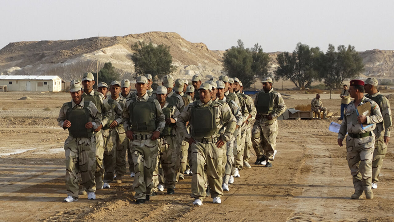 MIDEAST-CRISIS/IRAQ Tribal fighters take part in a military training to prepare for fighting against Islamic State militants, at the Ain al-Assad military base in Anbar province November 15, 2014. Picture taken November 15, 2014. REUTERS/Stringer (IRAQ - Tags: MILITARY CIVIL UNREST CONFLICT) - RTR4ECYE