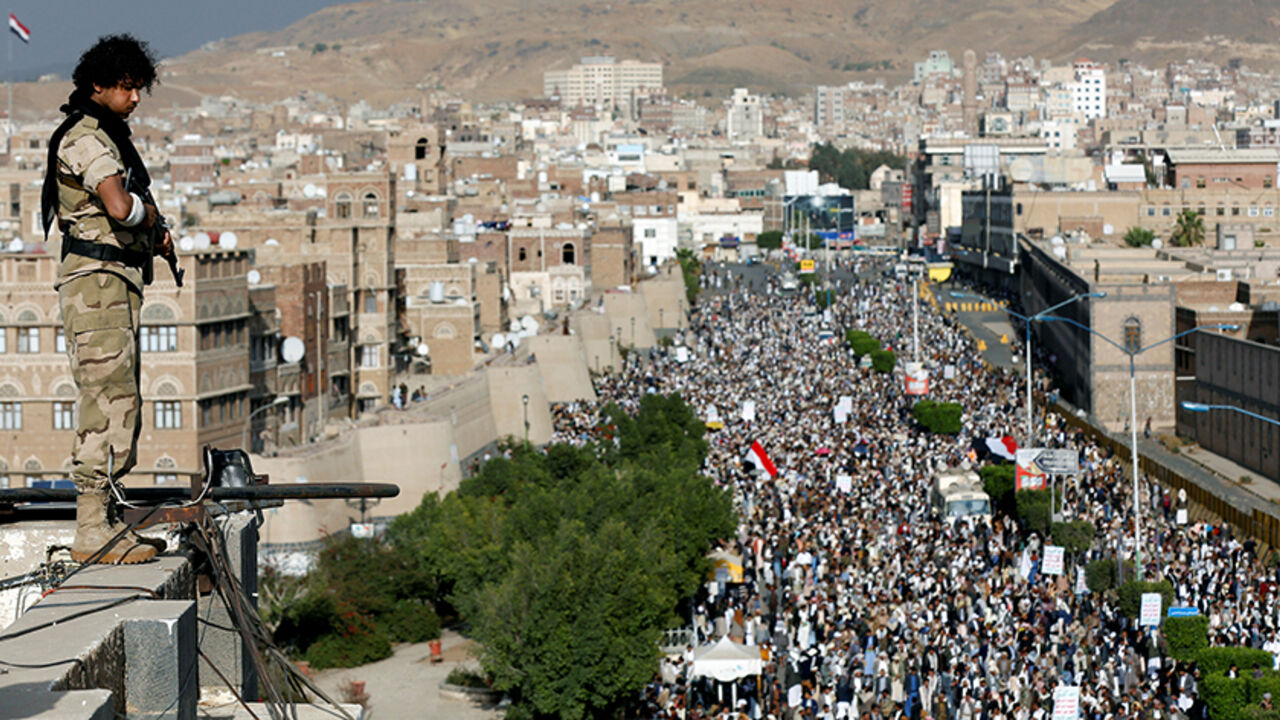 A Houthi militant stands guard on the roof of a building overlooking a rally attended by supporters of the Houthi movement in Sanaa, Yemen March 3, 2017. REUTERS/Khaled Abdullah - RTS11BPD