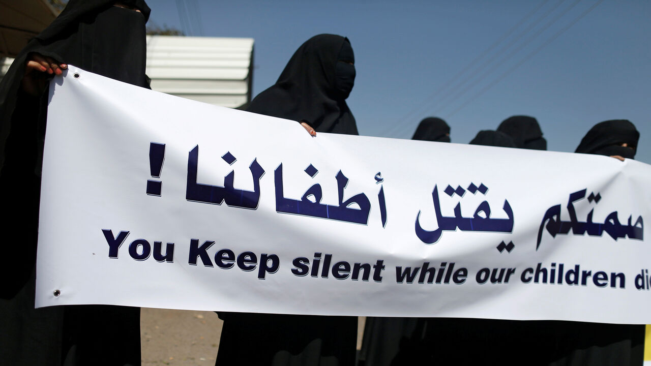 WOMENS-DAY/YEMEN Women hold a banner as they take part in a protest marking the International Women's Day outside the United Nations offices in Sanaa, Yemen March 8, 2017. REUTERS/Khaled Abdullah - RTS11XSB