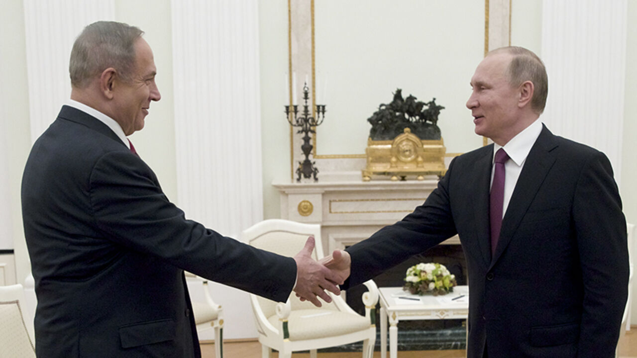 RUSSIA-ISRAEL/ Russian President Vladimir Putin (R) shakes hands with Israeli Prime Minister Benjamin Netanyahu during a meeting in Moscow, Russia, March 9, 2017. REUTERS/Pavel Golovkin/Pool - RTS124IG