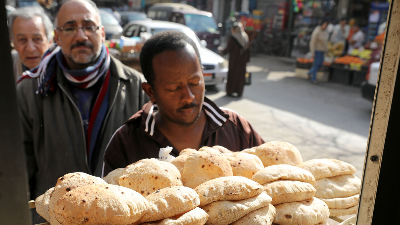 EGYPT-ECONOMY/INFLATION Men queue to buy bread at a bakery in Cairo, Egypt March 9, 2017. REUTERS/Mohamed Abd El Ghany - RTS1265T