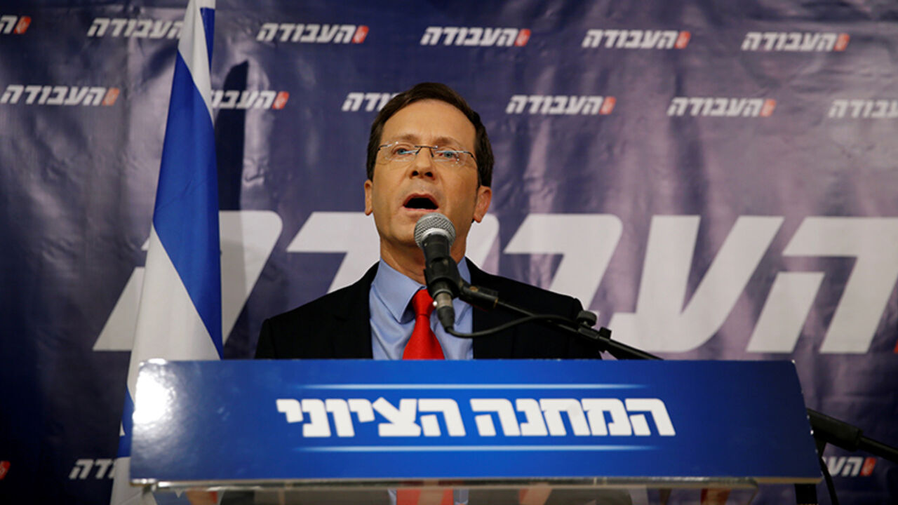ISRAEL-GOVERNMENT/ Isaac Herzog leader of Zionist Union delivers a statement at the party headquarters in Tel Aviv, Israel, May 18, 2016. REUTERS/Baz Ratner - RTSEWFL