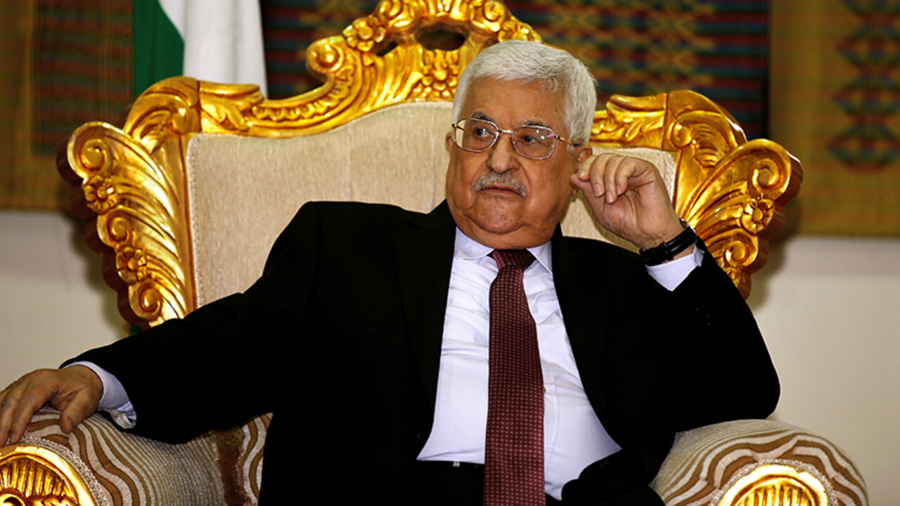 AFRICA-SUMMIT/ Palestinian President Mahmoud Abbas is received on his arrival at the Bole International Airport ahead of the 28th Ordinary Session of the Assembly of the Heads of State and the Government of the African Union in Ethiopia's capital Addis Ababa, January 29, 2017. REUTERS/Tiksa Negeri - RTSXXKH