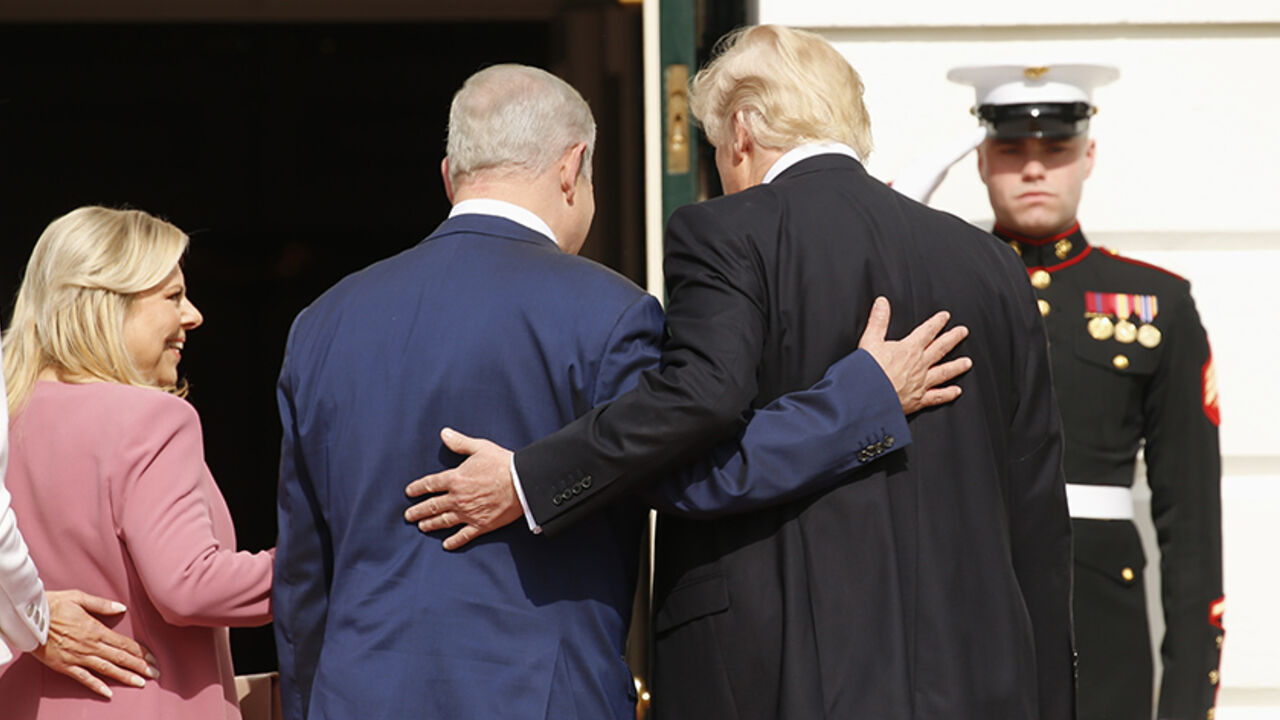 USA-TRUMP/ISRAEL U.S. President Donald Trump (R) and first lady Melania Trump greet Israeli Prime Minister Benjamin Netanyahu and his wife Sara (2ndL) as they arrive at the South Portico of the White House in Washington, U.S., February 15, 2017. REUTERS/Kevin Lamarque - RTSYTO0