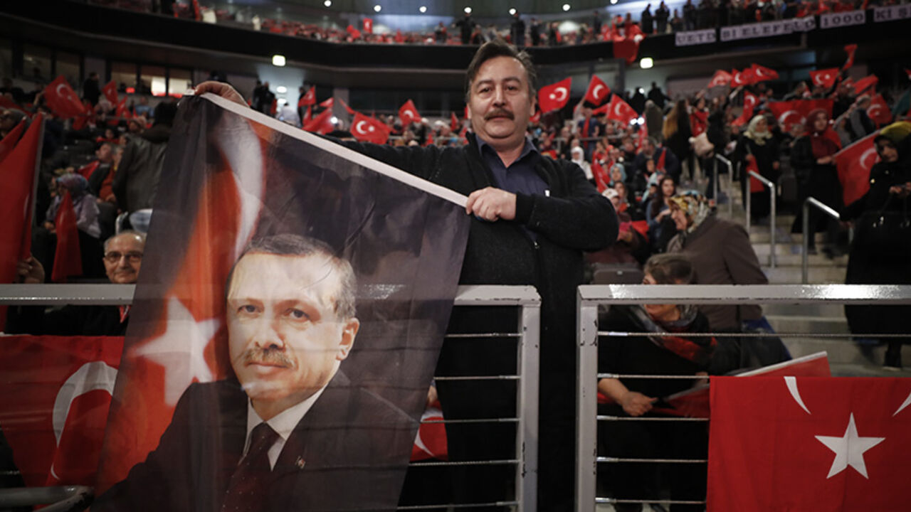 TURKEY-POLITICS/REFERENDUM-GERMANY A supporter of Turkish President Recep Tayyip Erdogan holds a flag before Turkish Prime Minister Binali Yildirim is expected to address a crowd of around 10,000 in Oberhausen, Germany, February 18, 2017, to promote Turkey's constitution referendum on April 16, 2017. REUTERS/Wolfgang Rattay - RTSZ91P