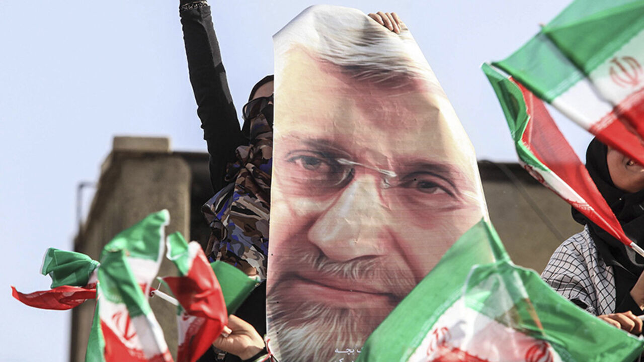 IRAN-ELECTION/ A supporter of Iranian presidential candidate Saeed Jalili holds his picture during a rally in Tehran June 12, 2013. Picture taken June 12, 2013. REUTERS/Yalda Moayeri (IRAN - Tags: POLITICS ELECTIONS) - RTX10M0X